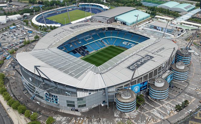 Manchester. To idealny city break dla fanów piłki nożnej. Lot z lotniska w Rzeszowie trwa poniżej 3 godzin