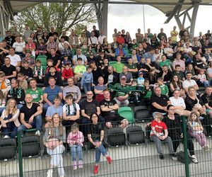 Kibice na otwarciu stadionu w Starachowicach