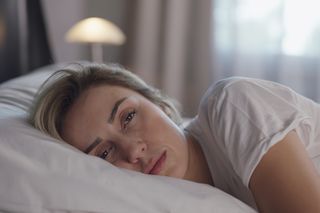 Ten objaw może oznaczać, że rozwija się niewidzialna choroba. Dostrzeżesz go rano