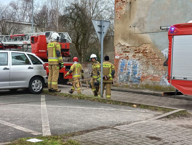 Pożar w kamienicy w Lesznie. Strażacy wynosili sadzę z komina wiadrami 