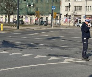 Kolizja zablokowała ruch na skrzyżowaniu. W rozpędzony radiowóz uderzył drugi samochód