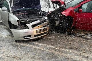 Czołowe zderzenie na DW 214 w Pałubicach. W wypadku poszkodowanych zostało pięć osób