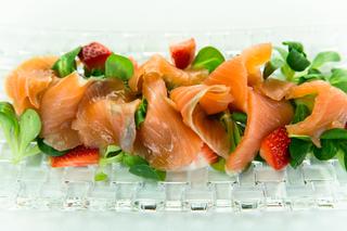 Sałatka z truskawek, łososia i kopru włoskiego: sprawdzony przepis