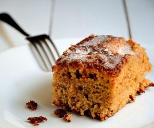 Biorę dojrzałe banany i mieszam z tymi produktami. W mig robię aromatyczne ciasto 