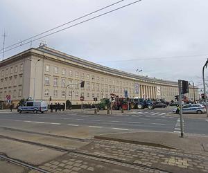 Protest rolników we Wrocławiu. Strajk wymyka się spod kontroli. Urząd Wojewódzki obrzucany jajkami