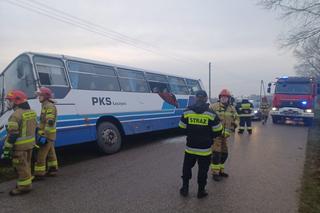 Autobus szkolny wpadł do rowu. Blisko 30 dzieci ewakuowano przez rozbite okno