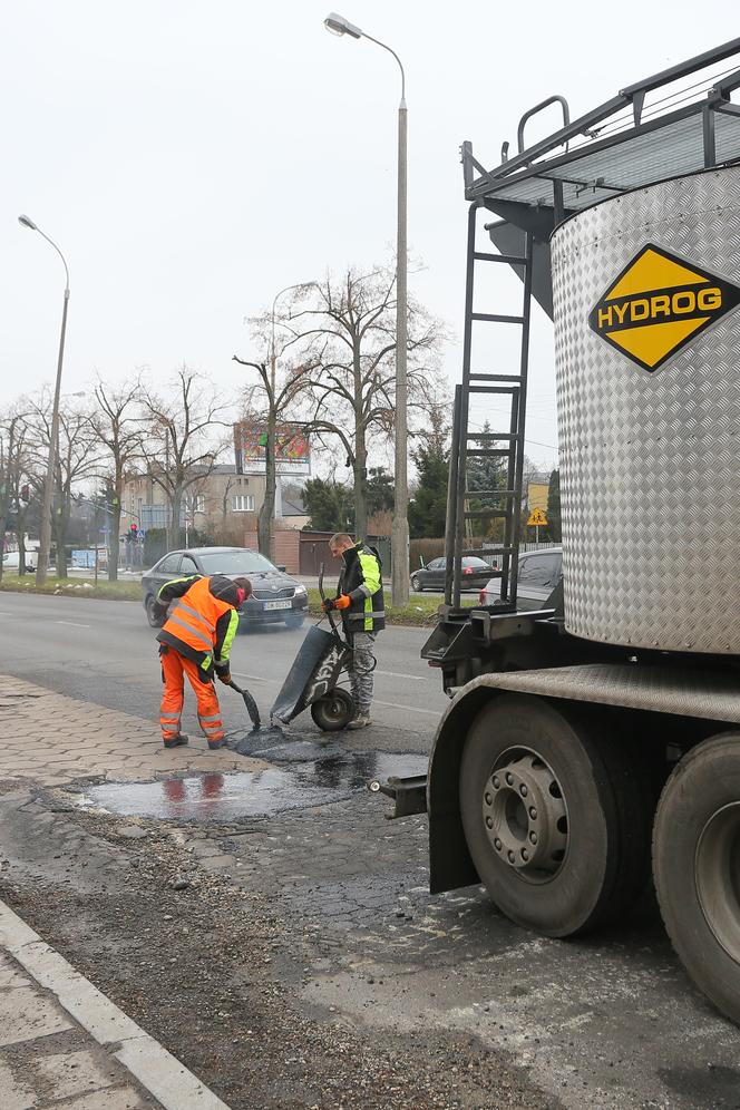 Drogowcy walczą z dziurami na drogach. Prace trwają w wielu częściach miasta