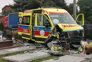 Szokujący wypadek karetki pod Płockiem! 46-latek przerwał ogrodzenie i zniszczył groby [ZDJĘCIA]