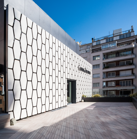 Fasada budynku Gunni & Trentino w Madrycie pokryta spiekiem Dekton marki Cosentino