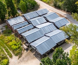 Elementy rozebranego pawilonu „Emilia” przechowywane na Białołęce w Warszawie