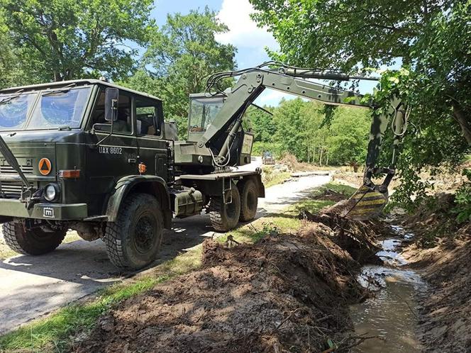 Żołnierze odbudowują drogi po powodzi