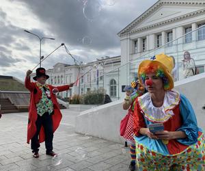 Dr Clown zaraża śmiechem w Światowym Dniu Uśmiechu