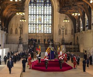 Trumna z ciałem Elżbiety II w drodze do Pałacu Westminsterskiego