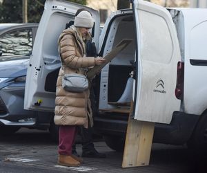 Joanna Koroniewska ogląda deski na ulicy