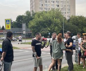 Protest mieszkańców przeciwko wycince drzew pod budowę linii tramwajowej do Mistrzejowic.