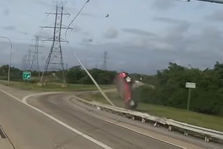 Tak się kończy panika za kierownicą. Potężny dzwon Toyoty był do uniknięcia - WIDEO