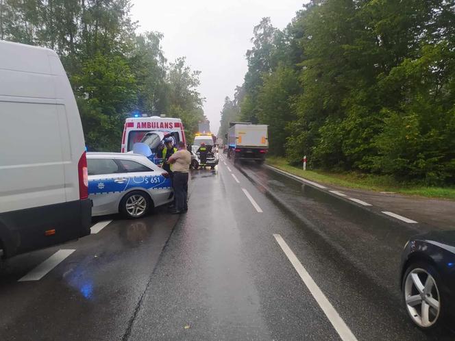 Lubienia. Zderzenie busa z osobówką. Kobieta w ciąży trafiła do szpitala