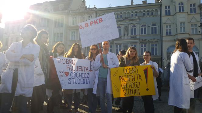 Rezydenci z bydgoskich szpitali protestowali na Starym Rynku