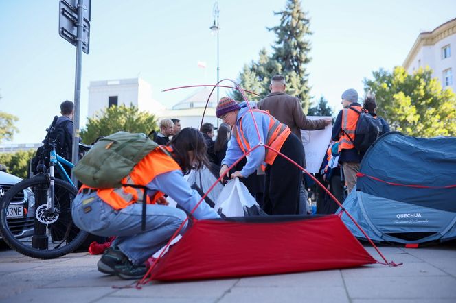 Ostatnie Pokolenie rozbiło namioty przed Sejmem. Domagają się prac nad ustawą o transporcie publicznym