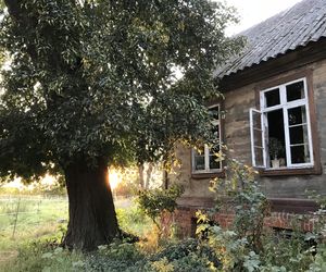 Domy daleko od miasta. „Tam remont często się nie kończy i jest stylem życia”