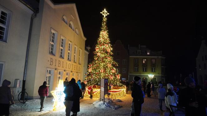 Świąteczne iluminacje w Olsztynie zachwycają. Prawdziwą „gwiazdą” jest choinka na starówce [ZDJĘCIA]