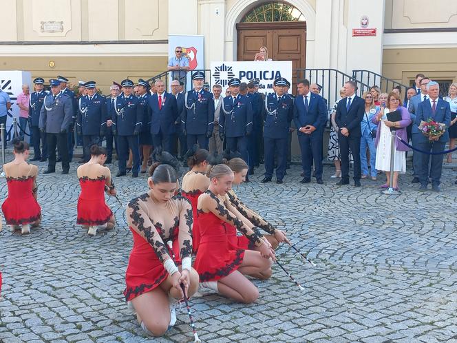 Policjanci świętowali na Rynku w Lesznie. Był uroczysty apel i piknik