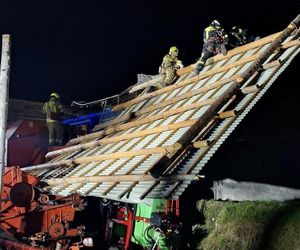 Zerwane dachy i powalone drzewa w Śląskiem. Przez wieczorny wiatr strażacy mieli dużo roboty ZDJĘCIA