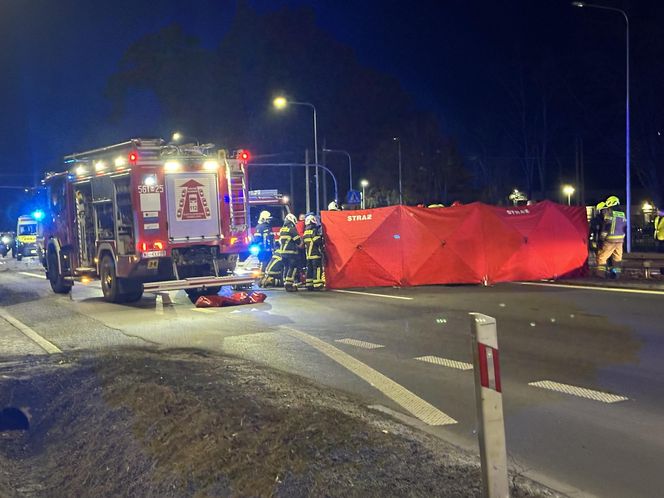 Tragiczny wypadek na DK7. Wóz strażacki zderzył się z osobówką