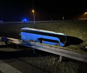 Autokar staranował barierki i spoczął w rowie. 65 pasażerów utknęło na autostradzie A4