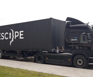 Escape Truck w Tarnowie – interaktywna lekcja o handlu ludźmi na parkingu Arena Jaskółka Tarnów