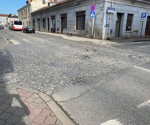 To ucieszy kierowców.  Zamiast kostki brukowej będzie asfalt