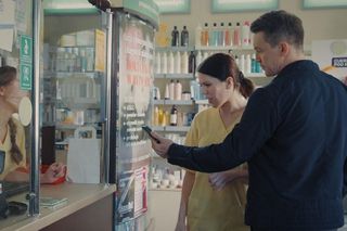 	M jak miłość odc. 1815.  Jakub Karski (Krzysztof Kwiatkowski), farmaceutki (Sandra Stencel, Agata Hübner)