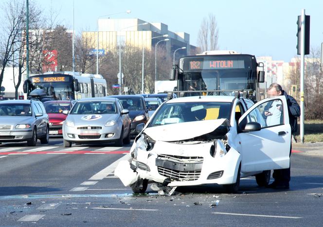 Zderzenie suzuki z karetką na sygnale na skrzyżowaniu Zamienieckiej z Ostrobramską