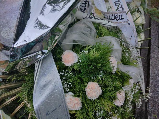 Tragedia w Salisbury. Zamordowane kobiety pochowane w Tarnowie. Grobu nie widać spod kwiatów