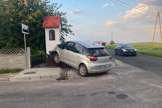 ​Nie zatrzymał go policjant, zatrzymała… Matka Boska. Pijany kierowca wjechał w kapliczkę