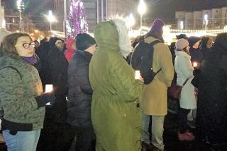 Katowiczanie solidarni z Gdańskiem. Milczący protest przeciwko przemocy przed Teatrem Śląskim [ZDJĘCIA, AUDIO]
