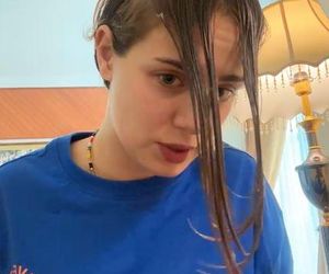 Wiktoria Gąsiewska tonuje włosy