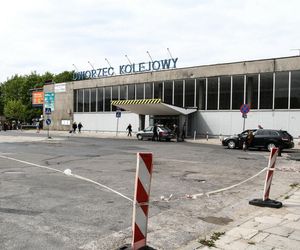 To najbrzydsze dworce kolejowe w Polsce. Zobacz spektakularne metamorfozy 