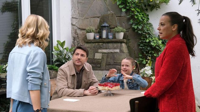 M jak miłość odc. 1881. Magda (Anna Mucha), Andrzej Budzyński (Krystian Wieczorek), Julia (Marta Chodorowska), Nadia (Mira Fareniuk), Dima (Michaił Pszeniczny)