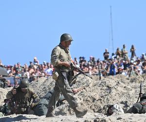 Turyści usłyszeli strzały, a czołgi wjechały na plaże. Zobaczcie zdjęcia z finałowej inscenizacji „Lądowanie na plaży”!