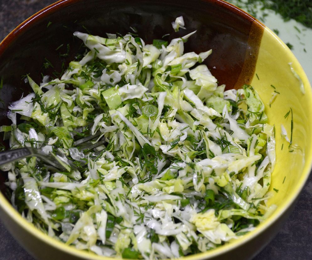 Zielona sałatka bogini to nowy kulinarny hit. Jest superprosta i mega chrupiąca 