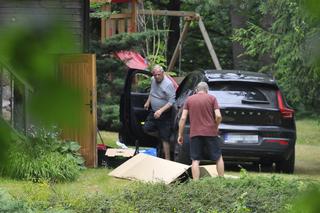 Marek Kondrat sprząta śmieci na działce na Mazurach