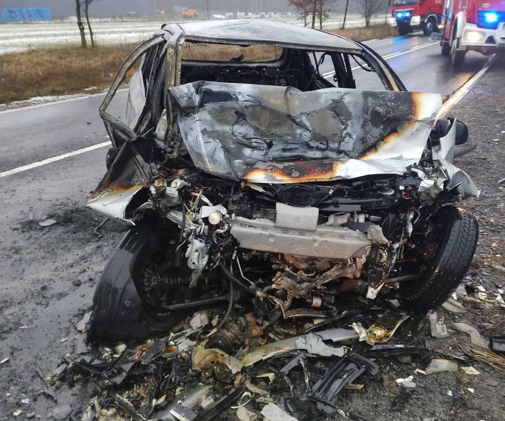 Śmiertelny wypadek pod Opocznem. 21-latek wyciągnięty przez świadków z płonącego auta