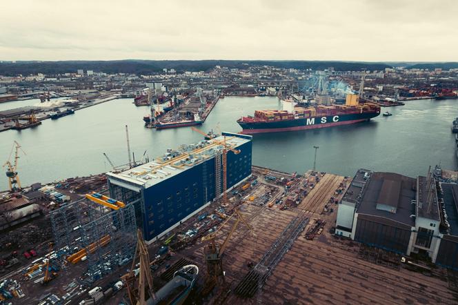 Trwa budowa hali kadłubowej i produkcyjnej w Stoczni Wojennej w Gdyni