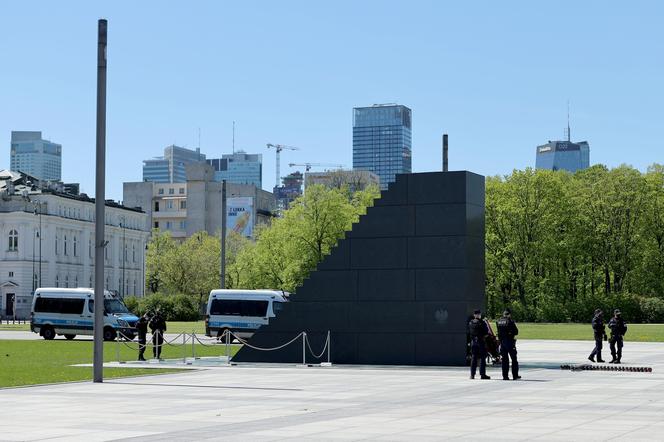 Pomnik smoleński w Warszawie 