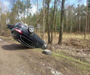 PILNE: Pod Lubienią dachowało auto osobowe. Jedna osoba zabrana do szpitala