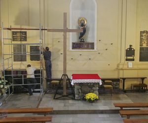 15. rocznica katastrofy smoleńskiej. Burzliwa historia krzyża sprzed Pałacu Prezydenckiego