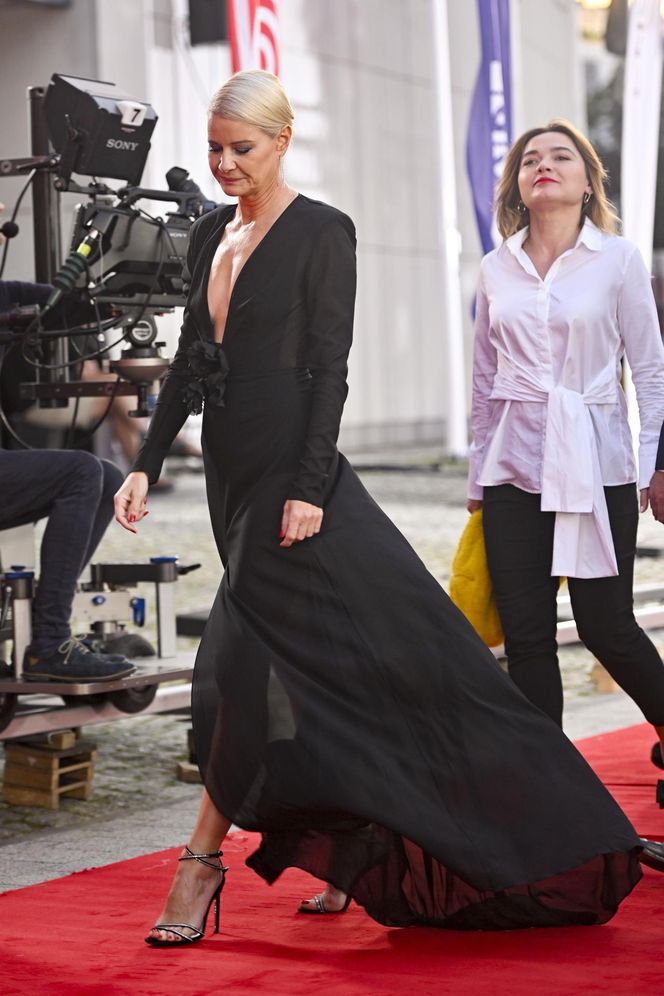 Dramat Kożuchowskiej! Szpilki zamieniła na but ortopedyczny. Co się stało?