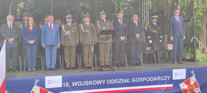 Nadanie sztandaru dla 16 WOG