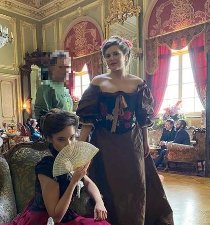 Polowanie na ćmy na planie. Hela Brzozowska (Melania Grzesiewicz), Yvette (Sonia Mietielica)